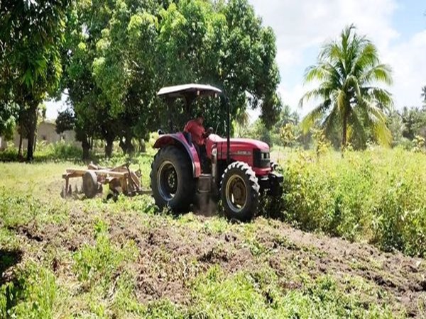 PREFEITURA CONTINUA REALIZANDO O CORTE DE TERRA DOS AGRICULTORES DO MUNICIPIO