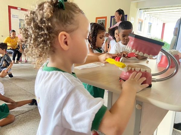 ESF BAIRRO DAS FLORES CUMPRIU AGENDA  DO PSE NA ESCOLA EUGÊNIA ROCHA