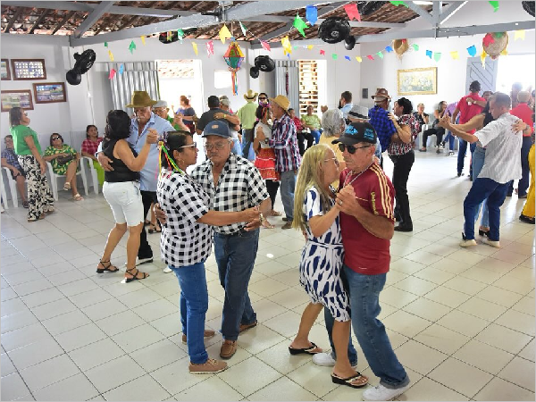 COM FORRÓ E CARINHO, IDOSOS CELEBRAM O SÃO JULHÃO COM ALEGRIA